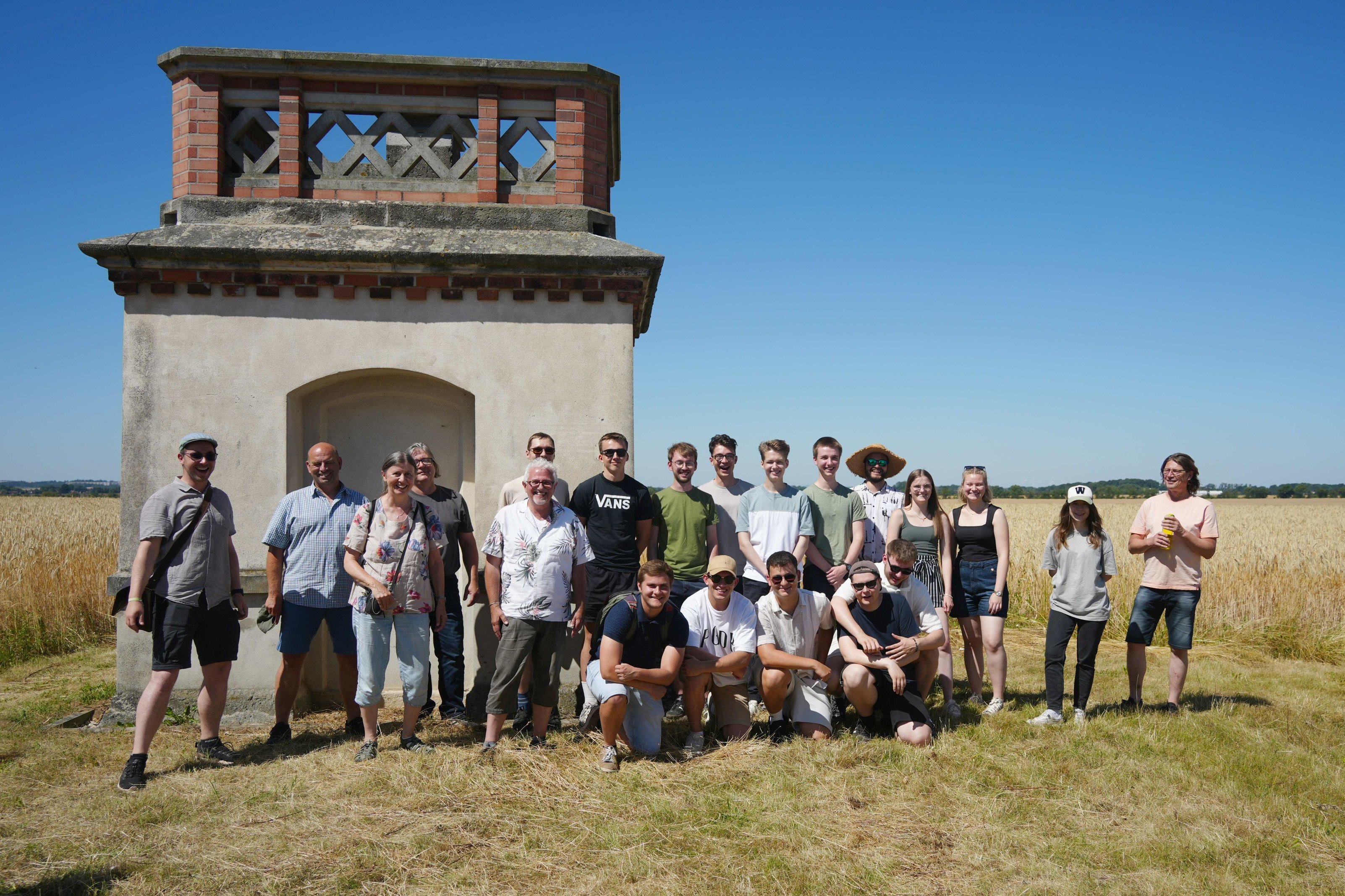 Gruppenbild vor dem Basishaus Quersa