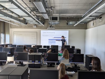 Die Krypto-Detektive: Blick in das Computerlabor, Alexander Wülfing beim Erläutern der Caesar-Verschlüsselung