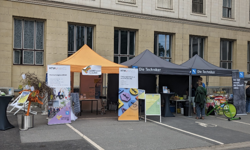 Infostand aus Pavillions und Roll Ups