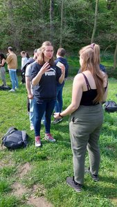 Studierende spielen Scharade