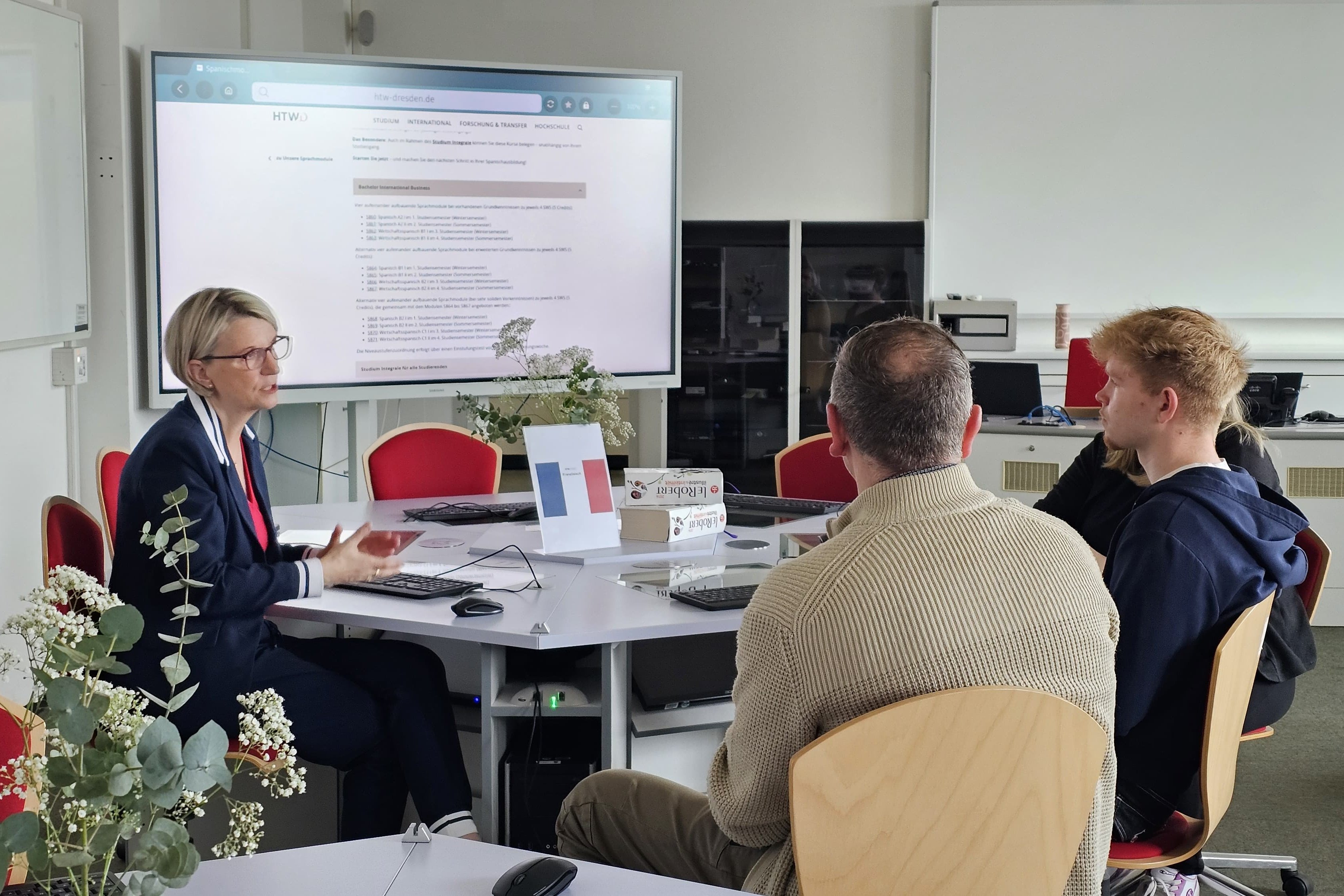 Institutsdirektorin und Besucher im Beratungsgespräch