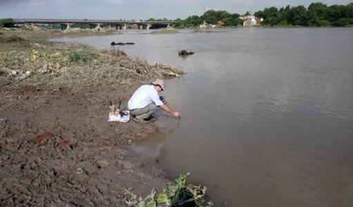 Collection of water samples from the Yamuna river at the RBF demonstration site in Agra (Photo: HTW Dresden, 10/2021)