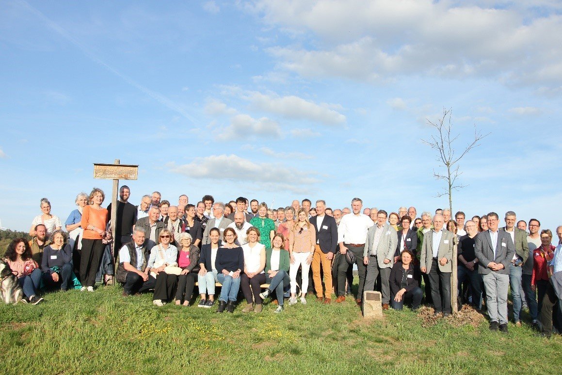 Gruppenbild auf einer Wiese