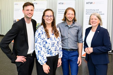 Die drei Finalist*innen mit Prorektorin Harre