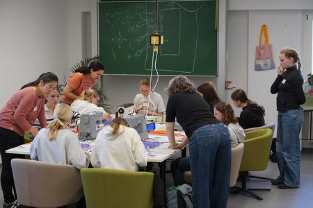 Mädchen sitzen um einen Tisch