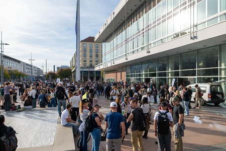 Menschen vor dem Kulturpalast