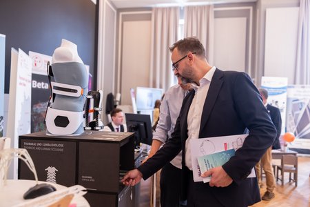 Minister schaut sich Korsett an