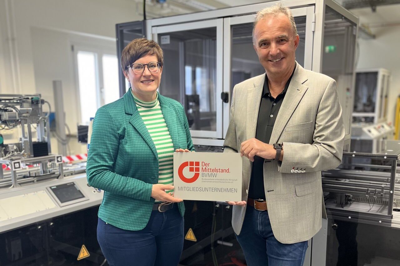 Frau Susanne Stump und Dr. Ing. Volker Helbig mit BVMW Plakette in den Händen.