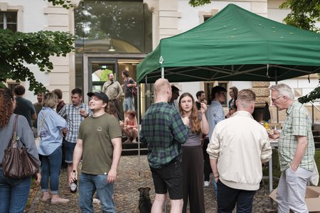 Menschen, die auf einem Fest sind.