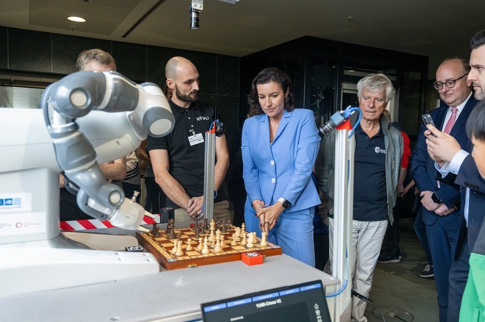 Ministerin Dorothee Bär am Stand der Professor