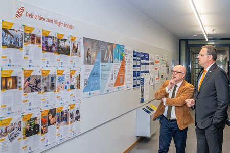 Der Rektor zeigt Robert Denk aktuelle Projekte aus dem LabX