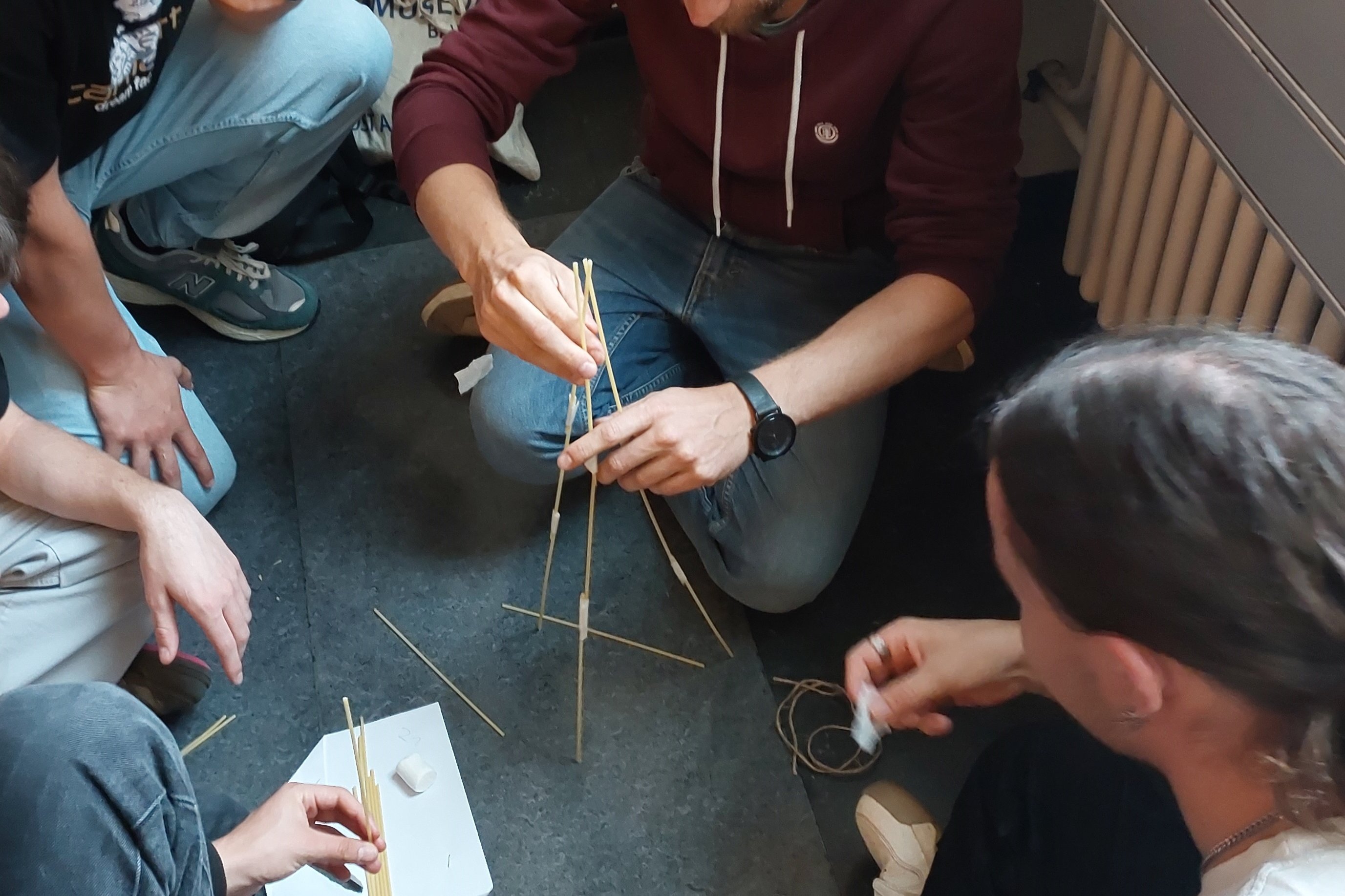 Studierende beim Marshmallow-Turmbau