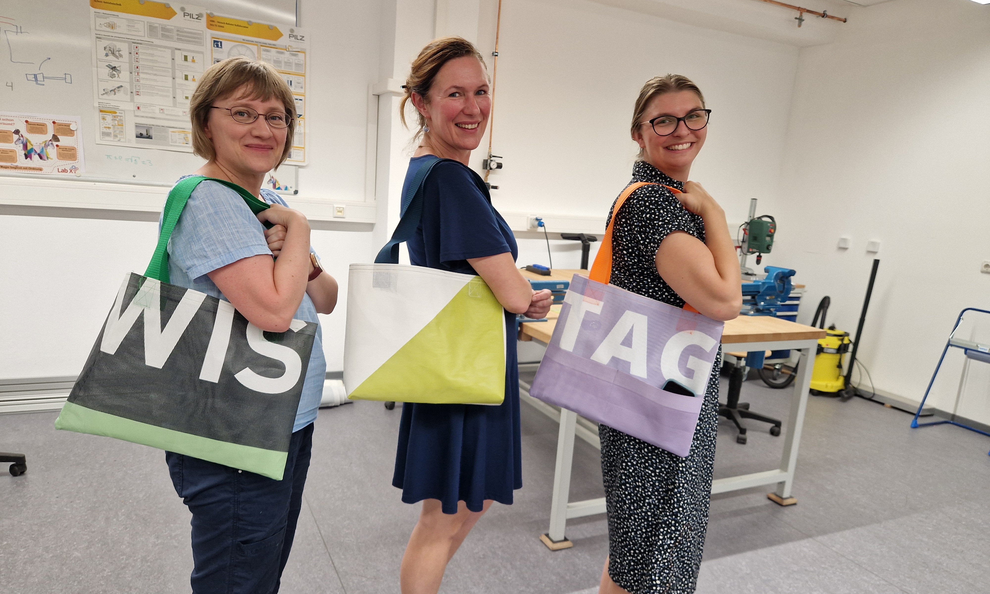 drei Teilnehmerinnen des Workshops präsentieren ihre fertigen Ergebnisse