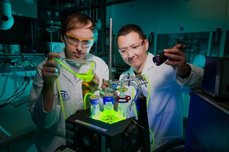 Dr. Stefan Buss und Dr. Radik Mametov aus dem Arbeitskreis Schramm beim Aufbau und der Erprobung eines LED-Photoreaktors