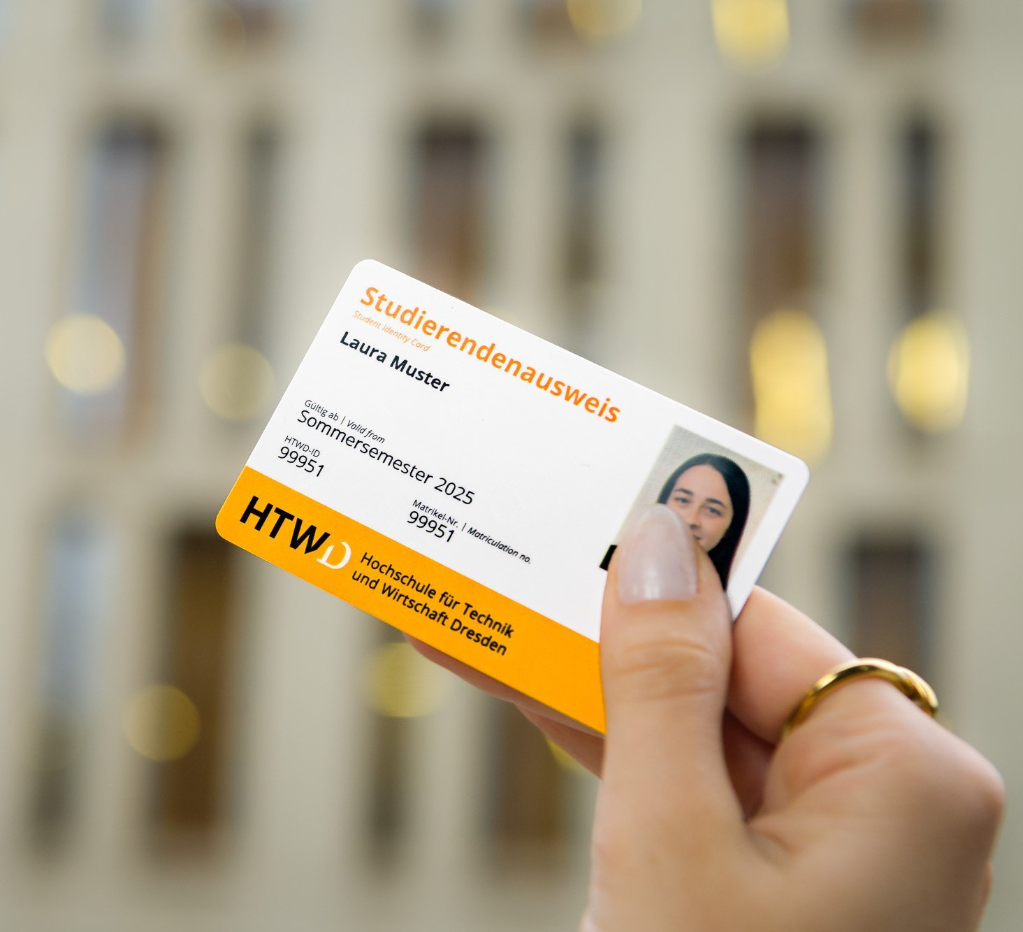 eine Hand hält die neue Campuscard