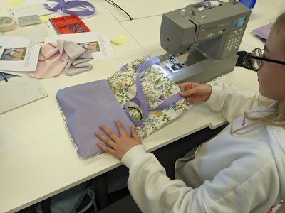 DIY Wearables: Schülerin mit fertiger Tasche