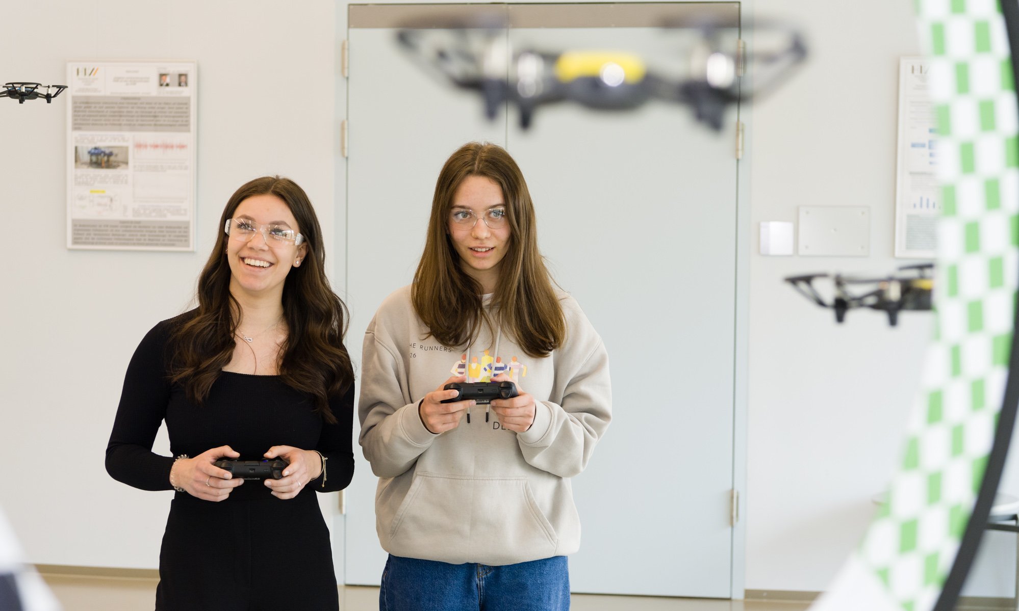 Zwei Mädchen lassen Drohne fliegen