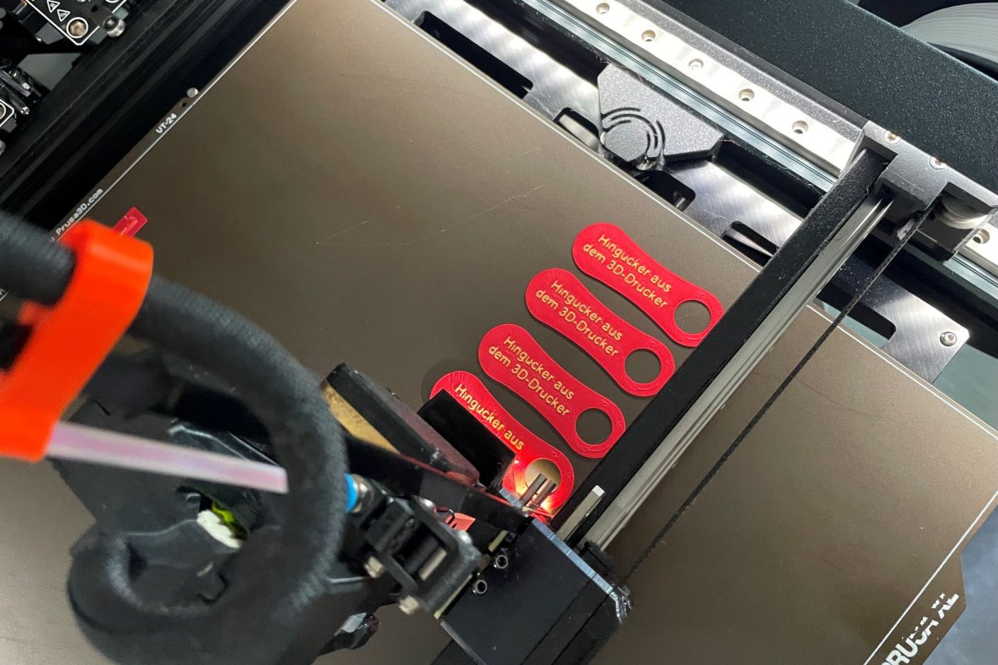 Blick auf das Druckbett während die im Kurs erstellten Einkaufswagenöffner gedruckt werden