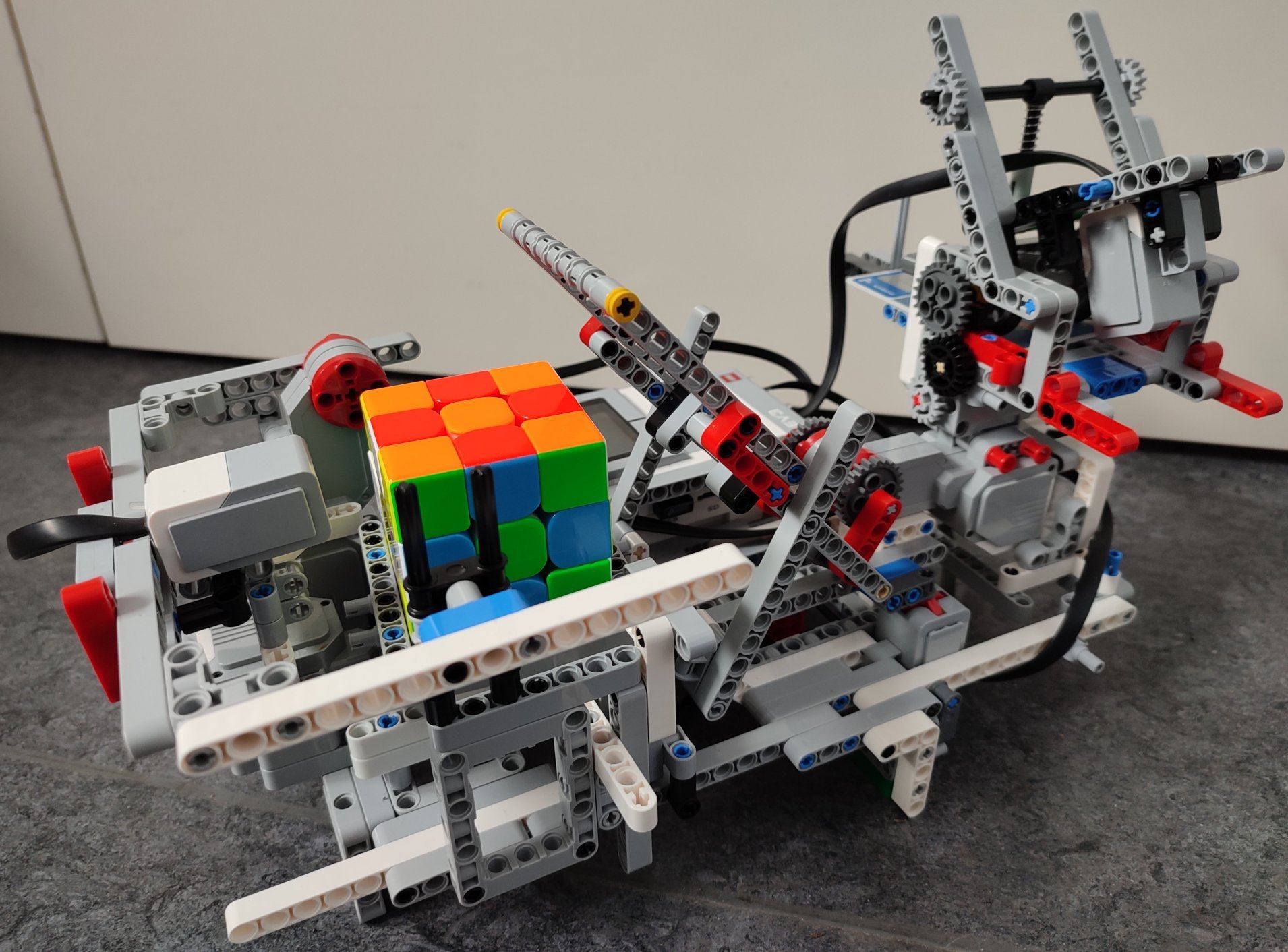 Lego Roboter löst einen Zauberwürfel