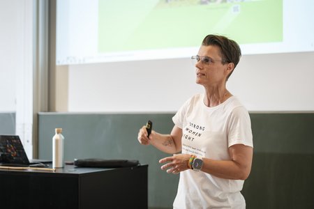 Eine Frau, die spricht.