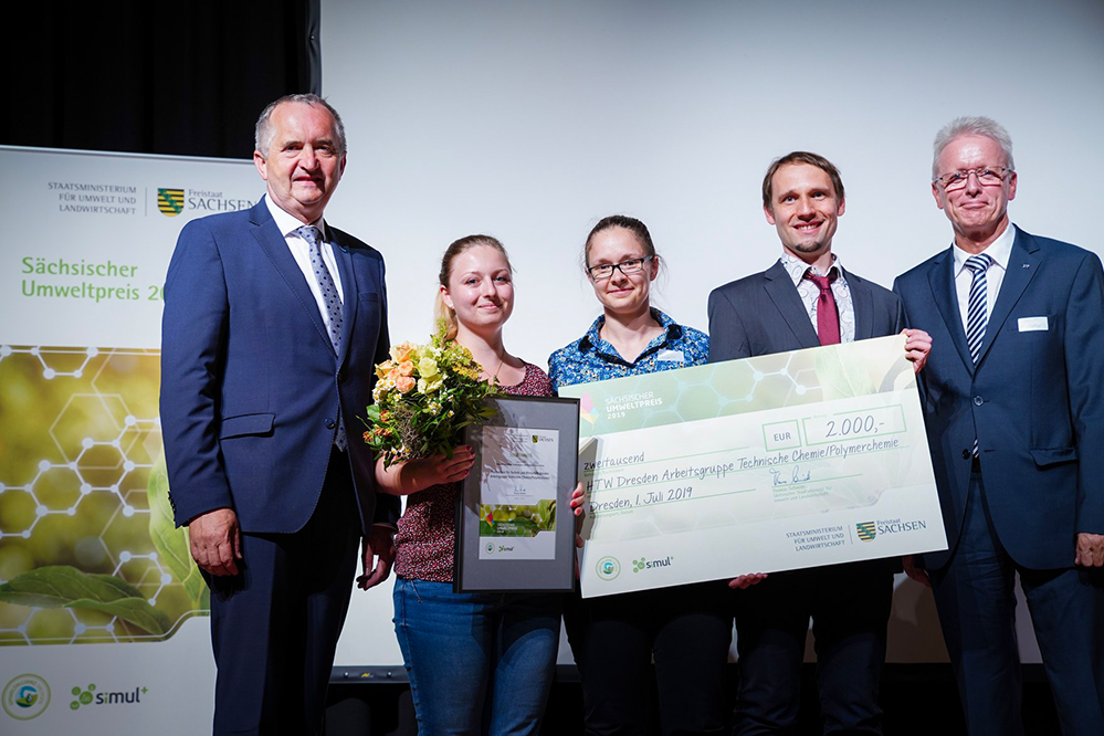 Der sächsische Umweltminister Thomas Schmidt hat am 1. Juli 2019 die Sächsischen Umweltpreise 2019 verliehen. Die Arbeitsgruppe „Technische Chemie/Polymerchemie“ gehört zu den diesjährigen Preisträgern.