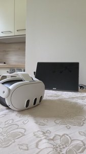 Smart-Brille und Tablet auf einem Tisch