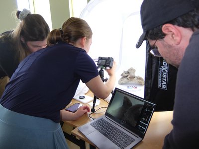 Studierende der HTW Dresden bei der Datenaufnahme für die 3D-Rekonstruktion von Fundobjekten im Karakorum-Museum.