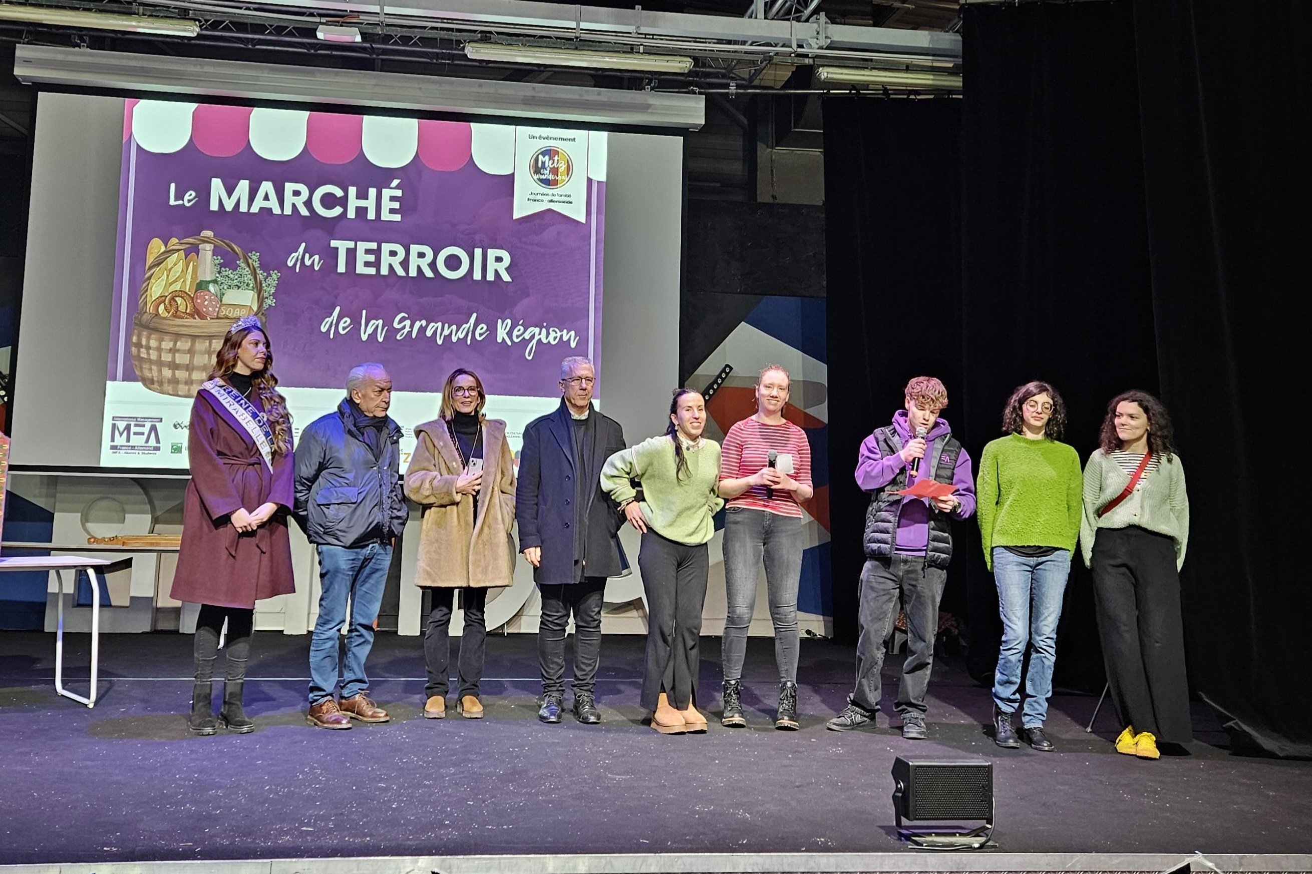 Eine Gruppe Studierender der IAE Metz hält auf der Bühne einen Vortrag