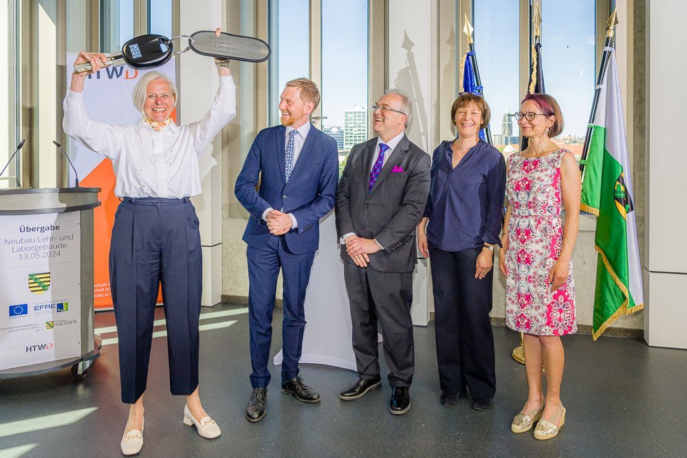 [Translate to English:] Symbolische Übergabe des Schlüssels an die HTWD; Prof. Katrin Salchert (Rektorin), Ministerpräsident Michael Kretschmer, Thorsten Wieck (Abteilungsleiter SMF), Christine Behrens (Niederlassungsleiterin SIB), Manica Hauptmann (Vertertung der Europäischen Kommission in Berlin)