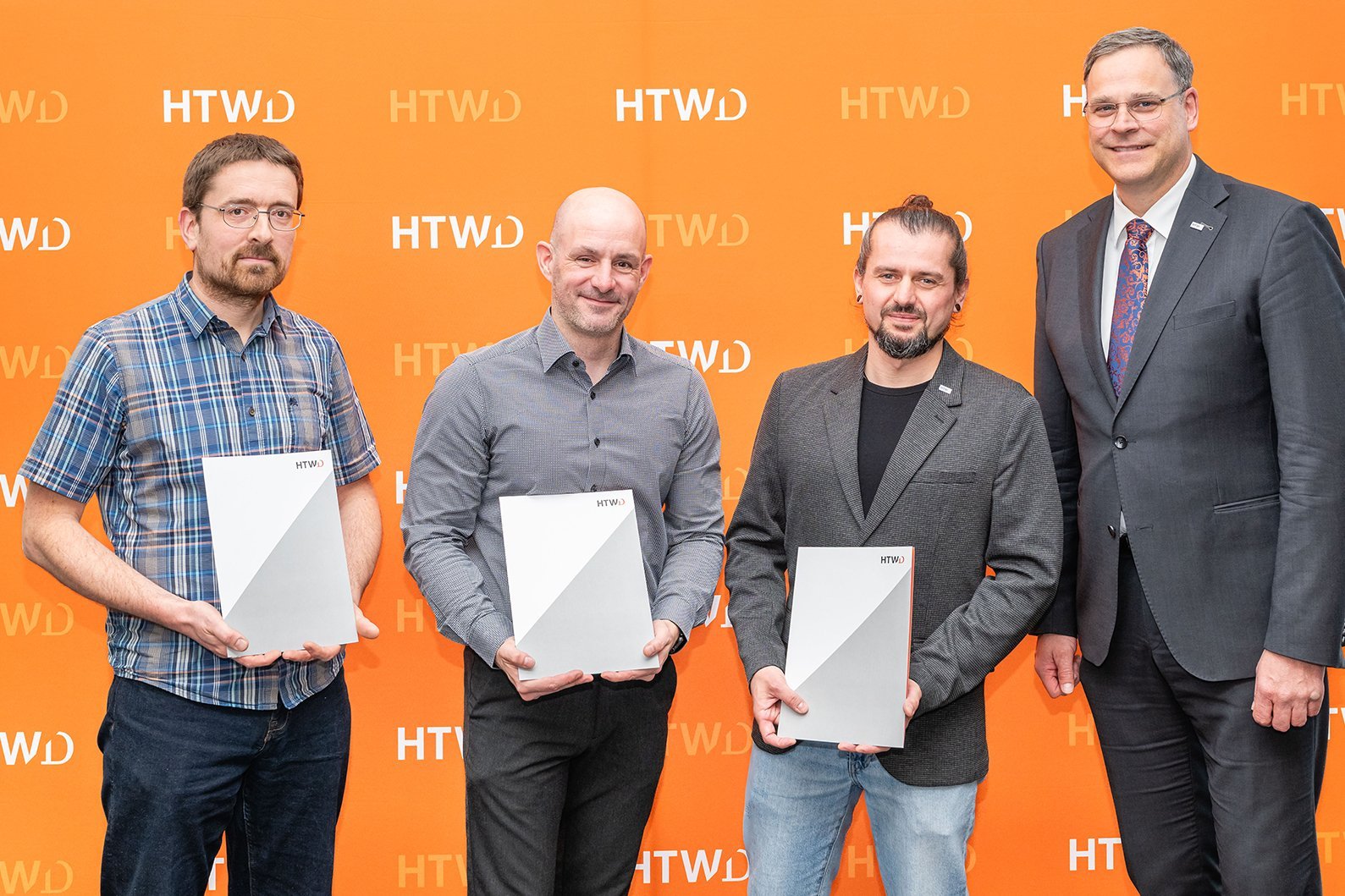 Der Rektor, Prof. Ingo Gestring, begrüßt die neuberufenen Professoren im Rahmen der Senatssitzung: Prof. Jens Flemming (Mathematik/Numerik), Prof. Martin Erler (Fabrikplanung und Produktionsmanagement), Prof. Oliver Mothes (Visual Computing) (v.l.n.r.)