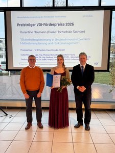 Frau Naumann mit zwei ihrer Betreuer vor einer Plaketwand mit dem Thema ihrer Abschlussarbeit