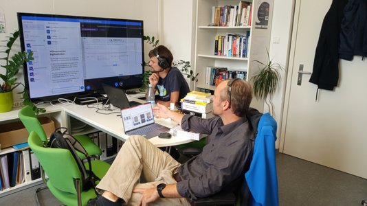 Prof. Block-Berlitz und Michael Bommhardt-Richter beim Online-Unterricht