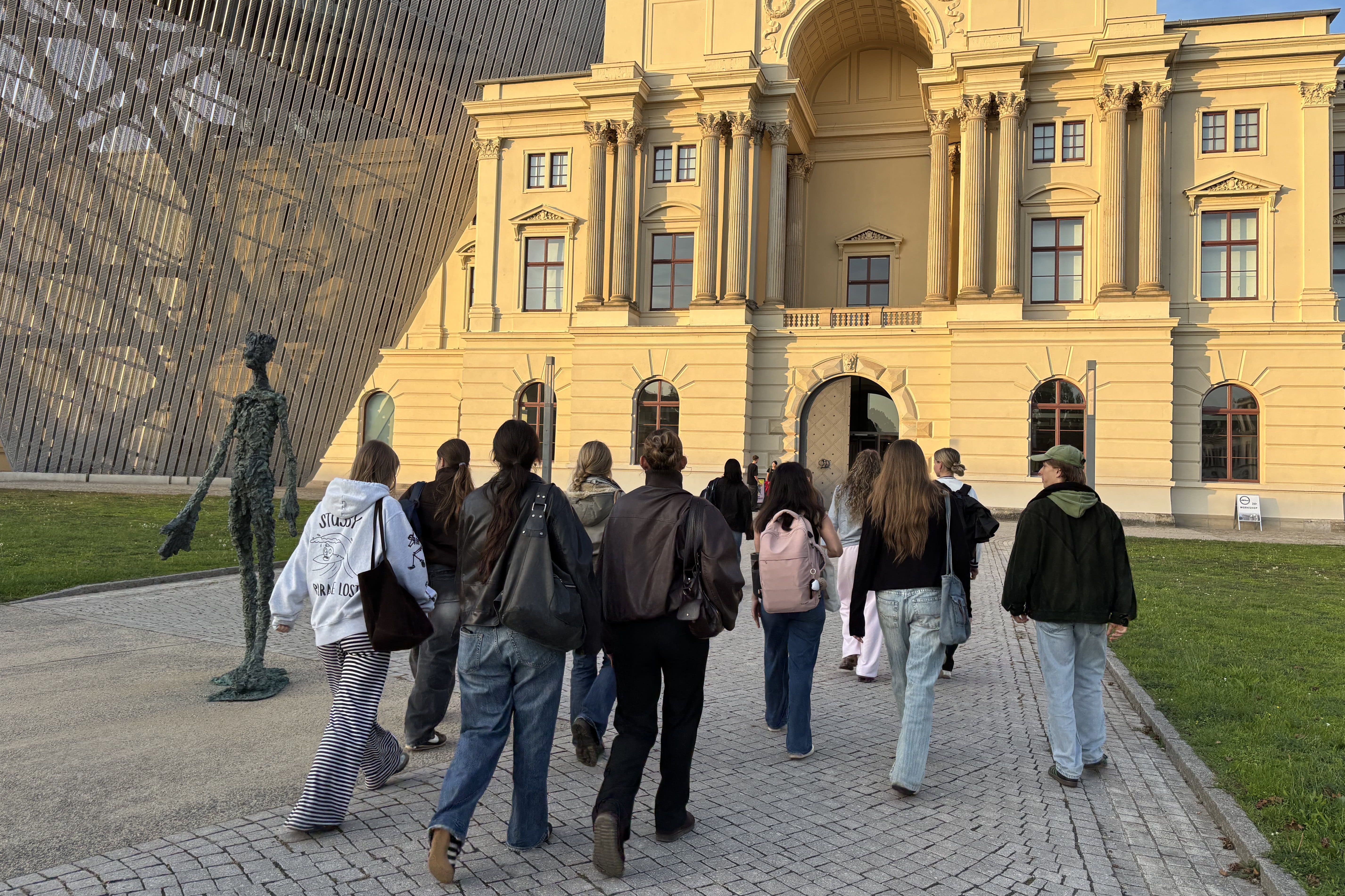 Studierende gehen auf das Militärhistorische Museum der Bundeswehr zu.