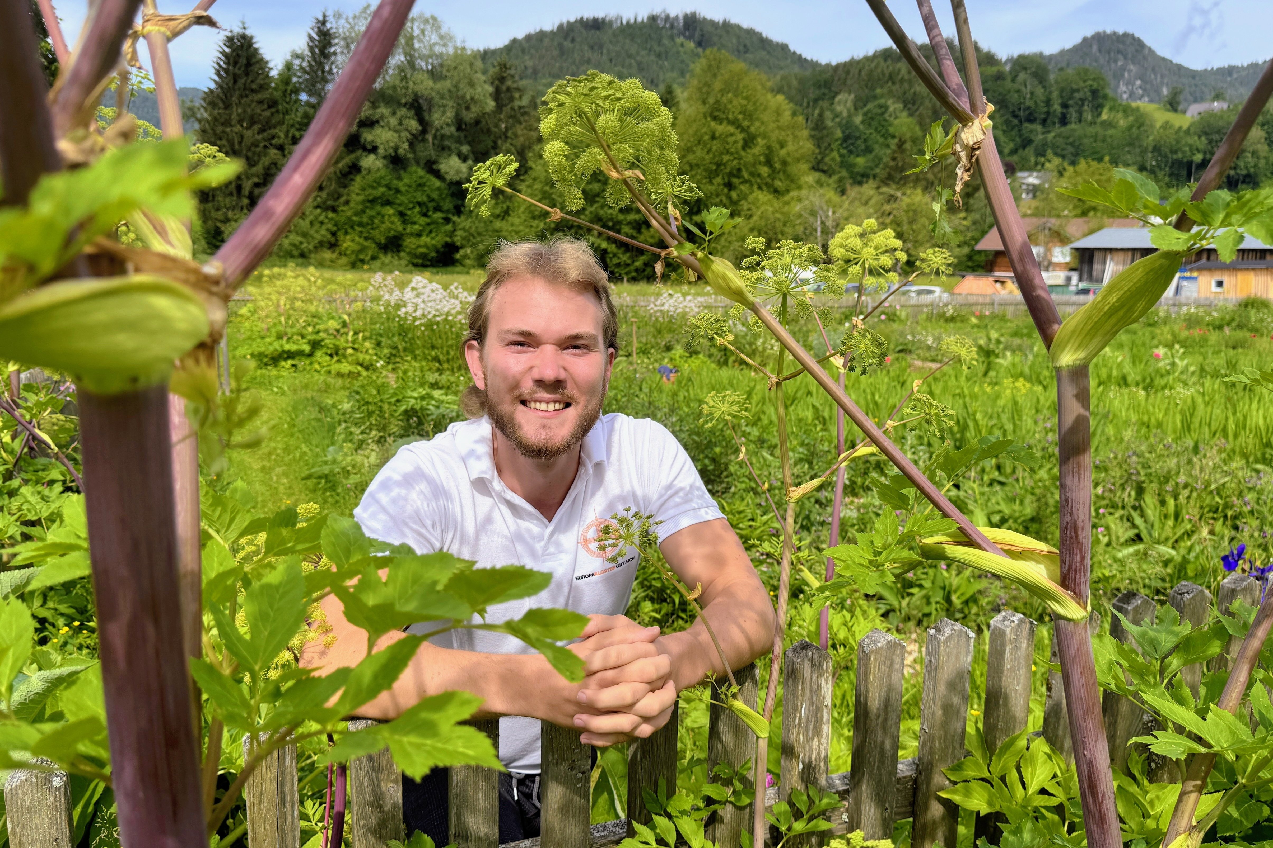 Derzeit arbeitet der Student in der Arzneimittelherstellung eines Klosters und sammelt wichtige praktische Erfahrungen, um sich fachlich zu spezialisieren.