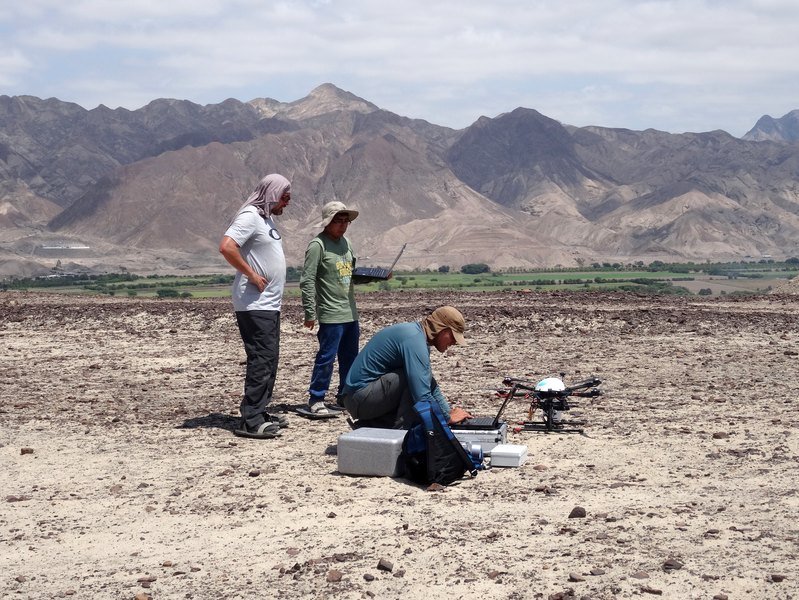 Mitarbeiter der Feldkampagne an den Nasca-Linien in Peru bei einer Drohnenbefliegung
