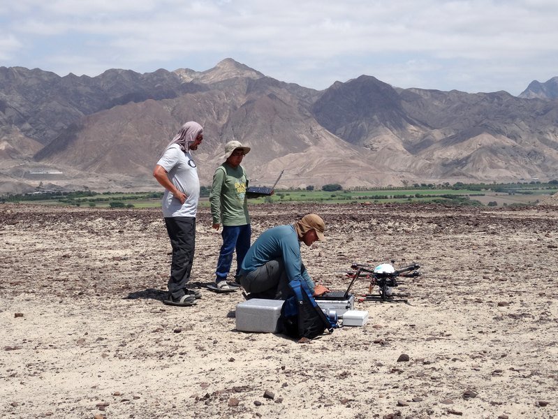 Mitarbeiter der Feldkampagne an den Nasca-Linien in Peru bei einer Drohnenbefliegung Mitarbeiter der Feldkampagne an den Nasca-Linien in Peru bei einer Drohnenbefliegung