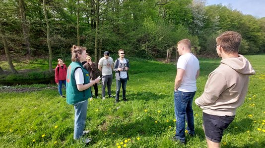 Studierende spielen Scharade