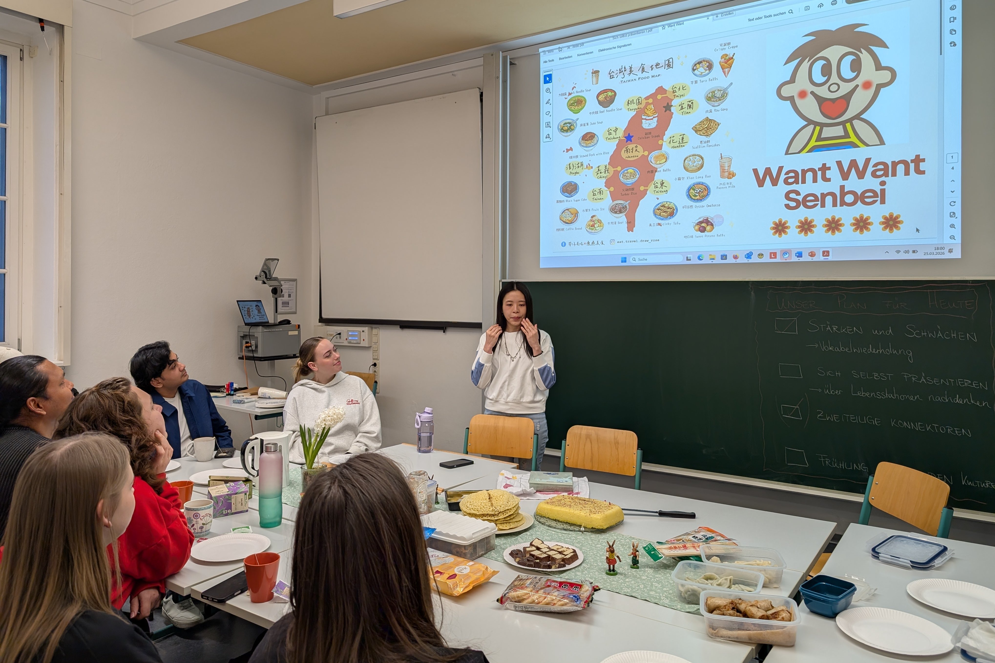 Eine Studentin erklärt kulturelle Besonderheiten ihres Landes