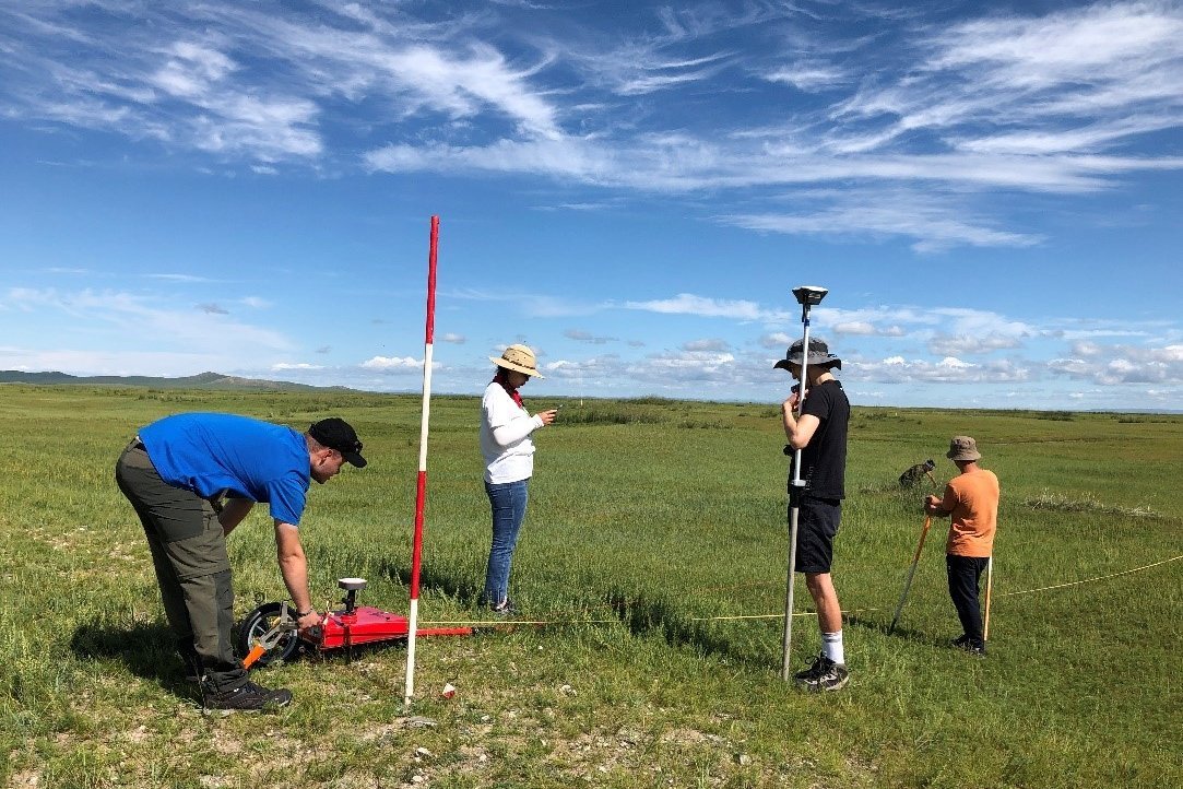 Students from the National University of Mongolia and HTW Dresden working with surveying equipment and ground penetrating radar in Mongolia.