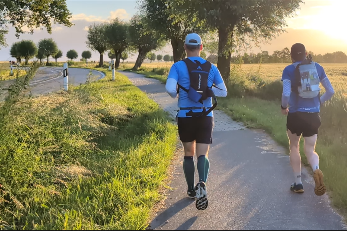 Mann joggt auf einer Landstraße