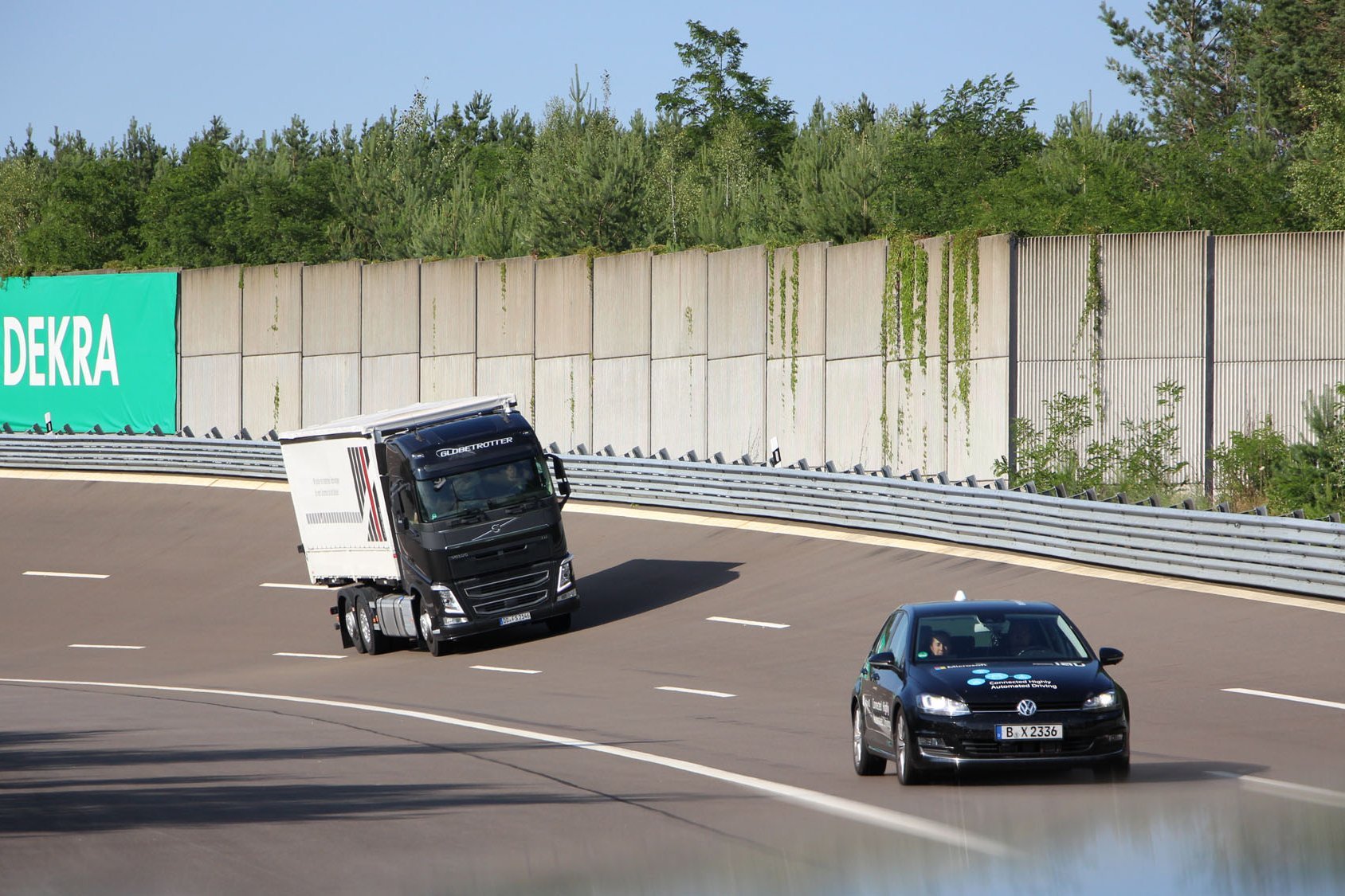 PKW und LKW auf der Teststrecke