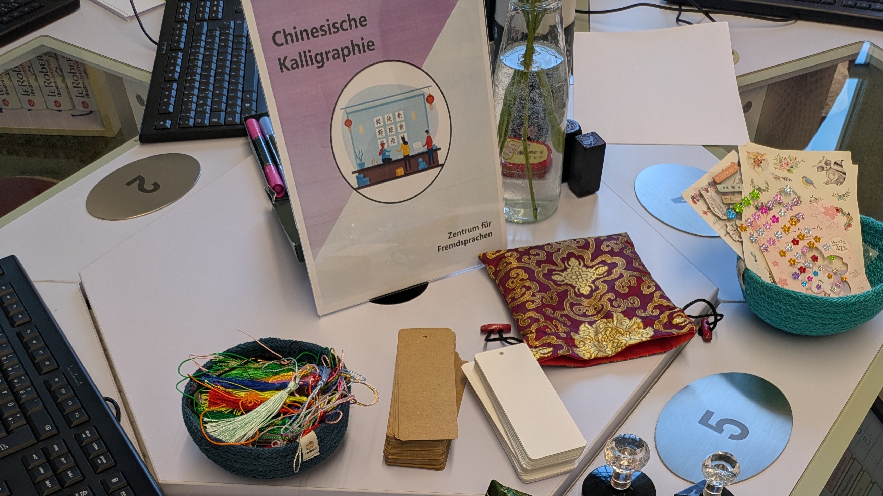 Kalligraphie Tisch