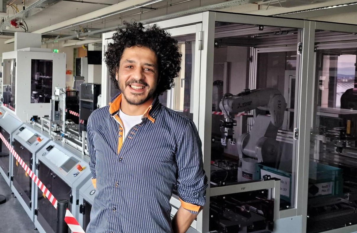 Omar Khasawneh in der IIoT Modellfabrik