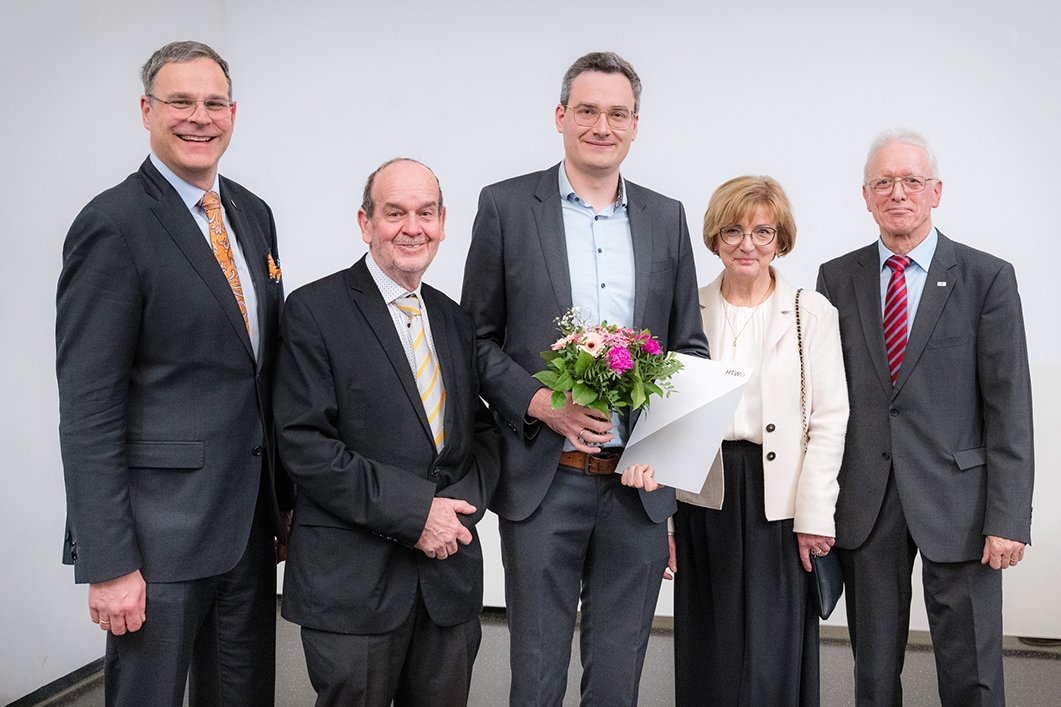 Verleihung des Promotionspreises an Dr. Benjamin Härtel: Prof. Ingo Gestring, Prof. Wolffried Wehmann, Dr. Benjamin Härtel, Monika Niehues, Prof. Roland Stenzel (v.l.n.r.)
