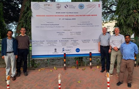 Dozenten des Kurses „Grundwasseranreicherung und Modellierung des Water-Food-Nexus“ am IIT Roorkee. Von links nach rechts: Hemant Kumar (IITR), Cornelius Sandhu (HTWD), Thomas Grischek (HTWD), Hilmar Börnick (TUD) und Prabhas Yadav (Univ. Tübingen)