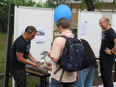 Mitarbeiter und Besucher am Stand der Geotechnik
