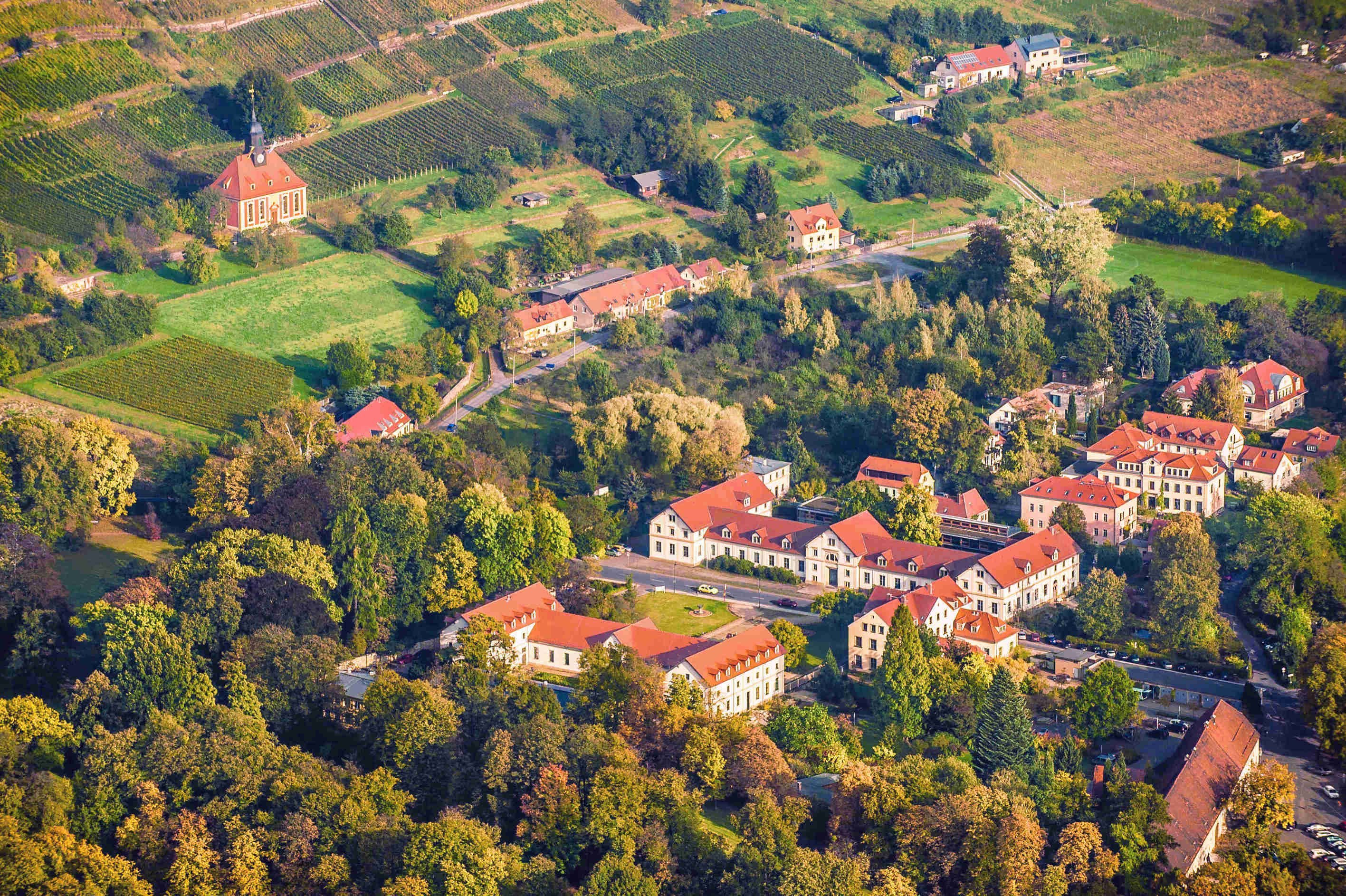 Pillnitzer Platz mit Lehrgebäuden und Pillnitzer Königlicher Weinberg