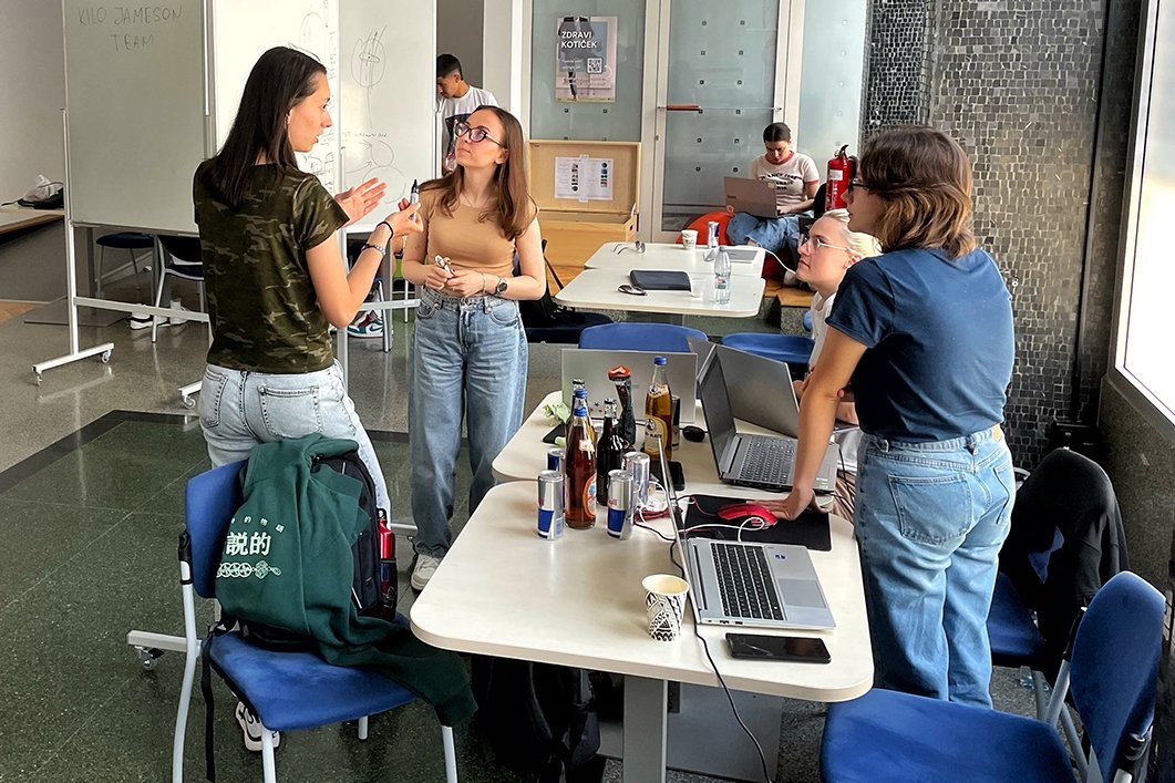 Studentinnen an einem Tisch mit Computern