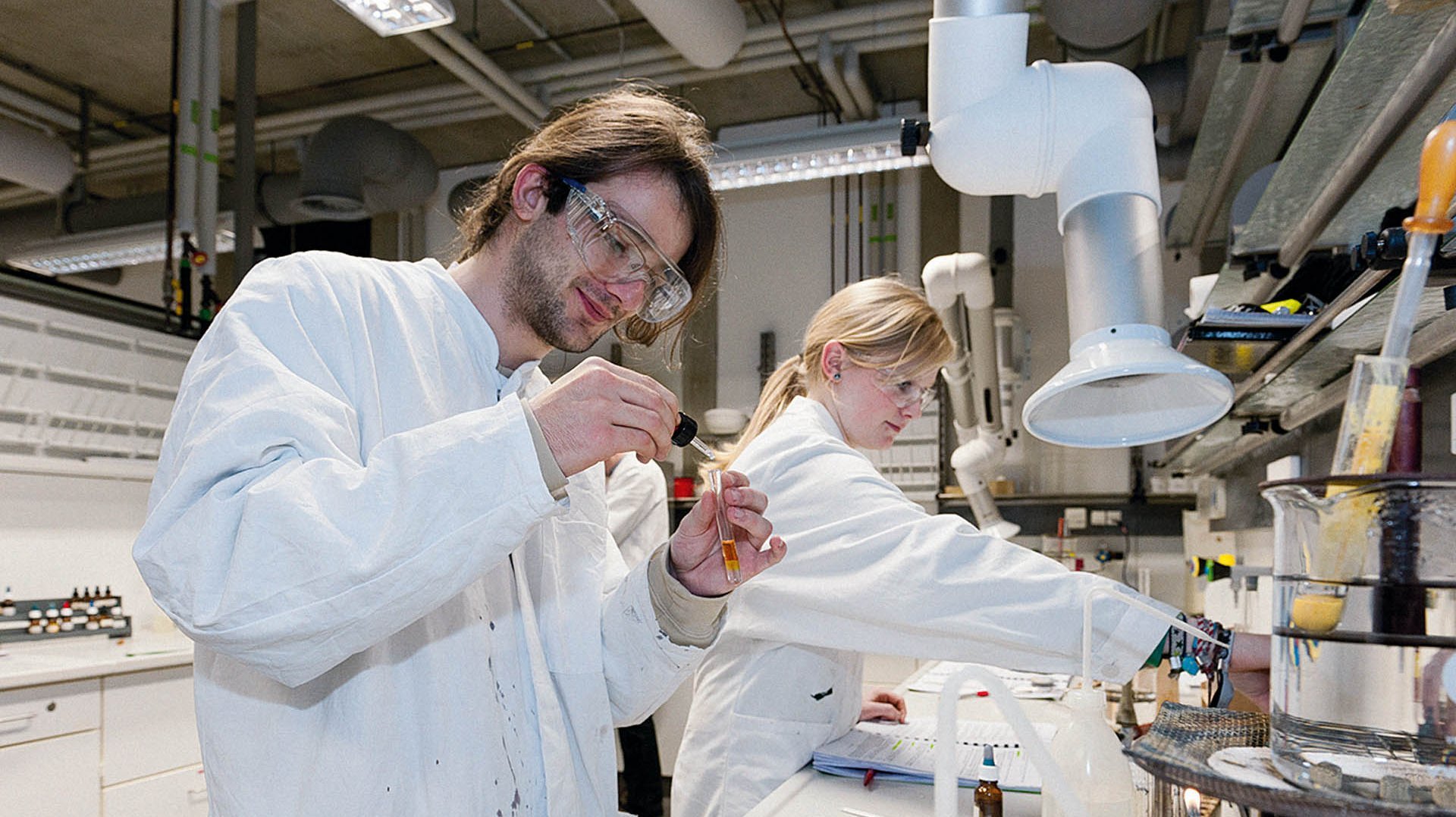 Studenten experimentieren mit chemischen Lösungen