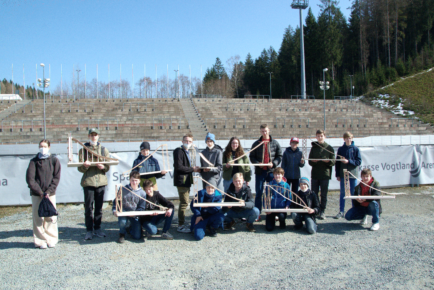 Schülerinnen und Schüler mit ihren Modellen in der Vogtland Arena